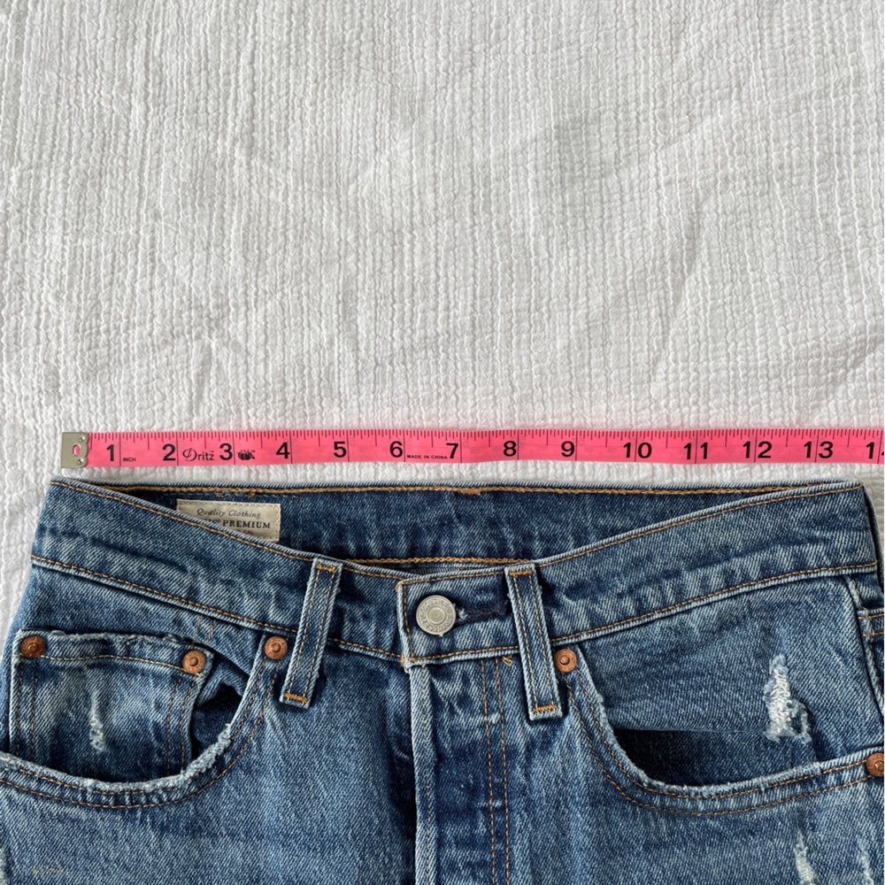 Levi’s 501 distressed cropped jeans size 26 - Picture 4 of 5